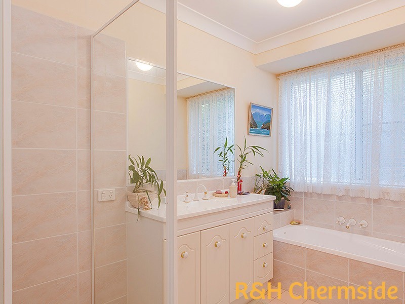 9 Goldberg   Pl, Bridgeman Downs QLD 4035