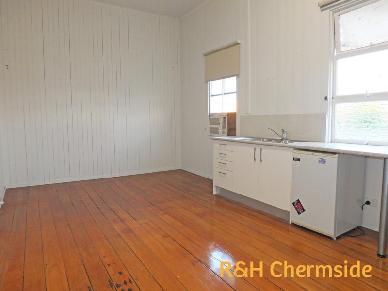 8 Hall St, Chermside QLD 4032
