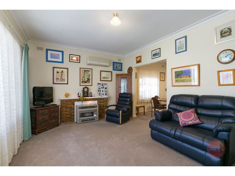 8 Cowra Crescent, Park Holme SA 5043