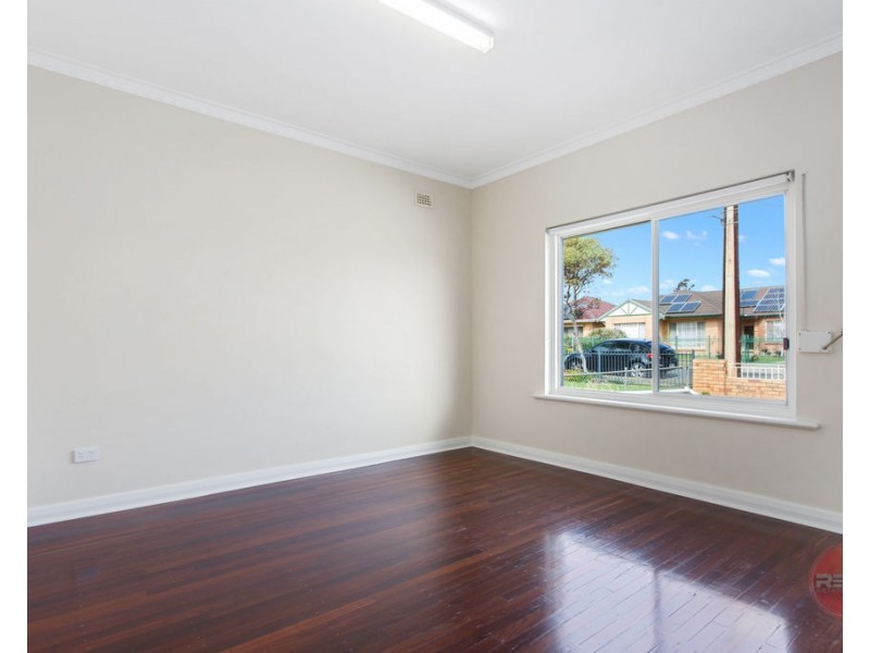 Room at 3 Deepdene Avenue, Mitchell Park SA 5043