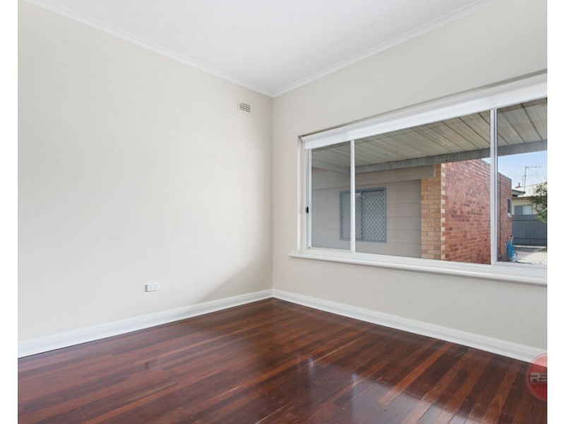 Room at 3 Deepdene Avenue, Mitchell Park SA 5043