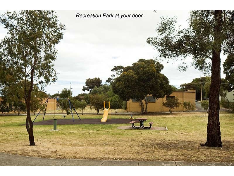 4 Greenbank Gr, Hackham West SA 5163
