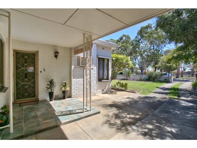 9 Cowra Crescent, Park Holme SA 5043