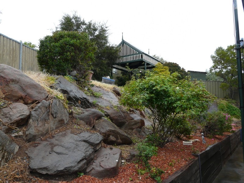 16 Luderitz Close, Hallett Cove SA 5158