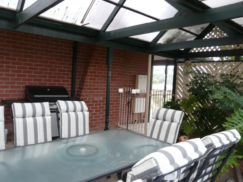 16 Luderitz Close, Hallett Cove SA 5158