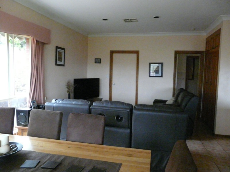 16 Luderitz Close, Hallett Cove SA 5158