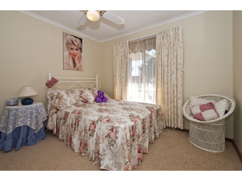 13 St Albans Road, Woodcroft SA 5162