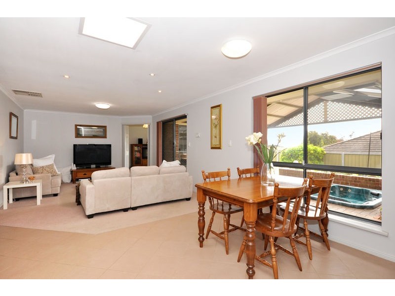 22 Crossdale Dr, Aberfoyle Park SA 5159