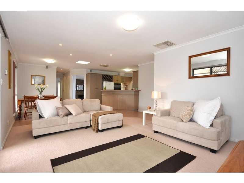 22 Crossdale Dr, Aberfoyle Park SA 5159