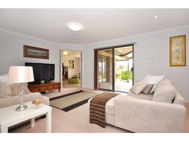 22 Crossdale Dr, Aberfoyle Park SA 5159