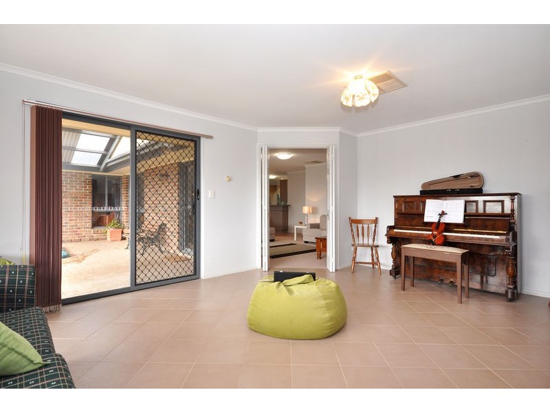 22 Crossdale Dr, Aberfoyle Park SA 5159