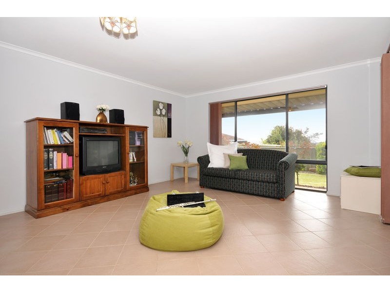 22 Crossdale Dr, Aberfoyle Park SA 5159