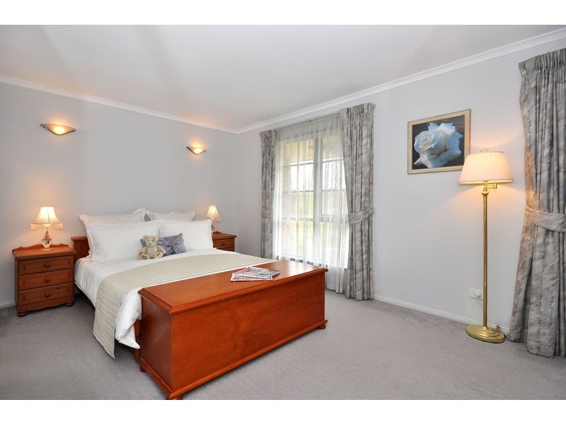 22 Crossdale Dr, Aberfoyle Park SA 5159