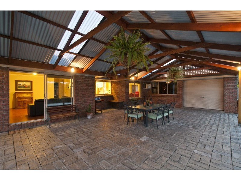 2 Vines Cross Cres, Onkaparinga Hills SA 5163