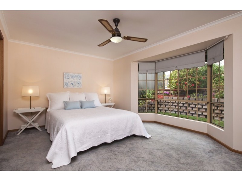 17 Alfonso Dr, Hallett Cove SA 5158