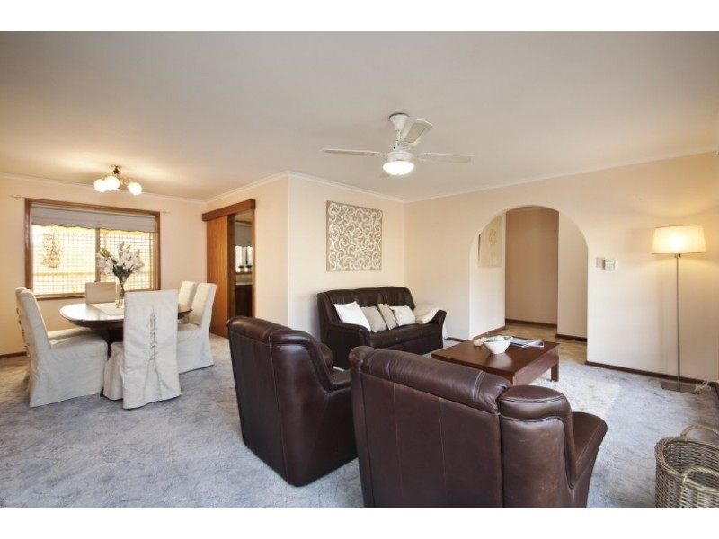 17 Alfonso Dr, Hallett Cove SA 5158
