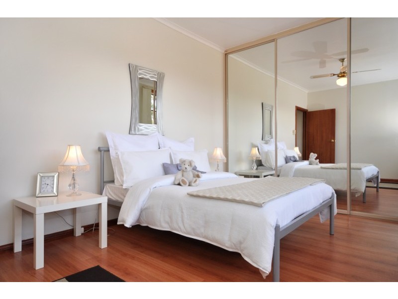 4 Oakley Road, Aberfoyle Park SA 5159