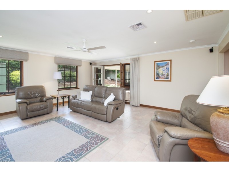 12 Falcon Ave, Hallett Cove SA 5158