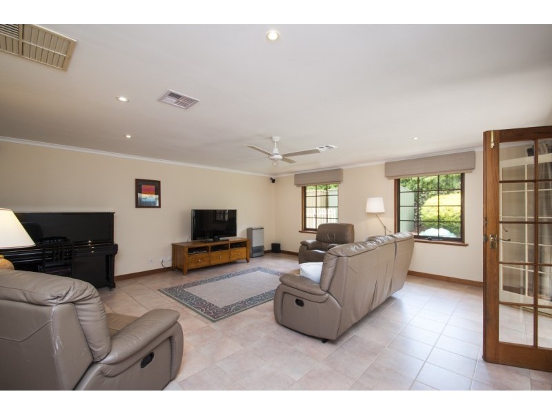 12 Falcon Ave, Hallett Cove SA 5158