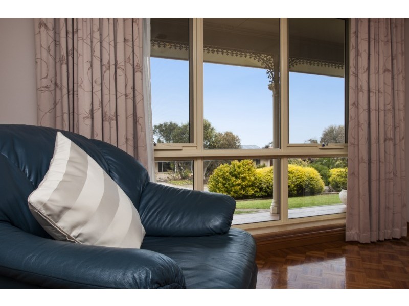 12 Falcon Ave, Hallett Cove SA 5158