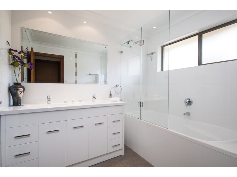 12 Falcon Ave, Hallett Cove SA 5158