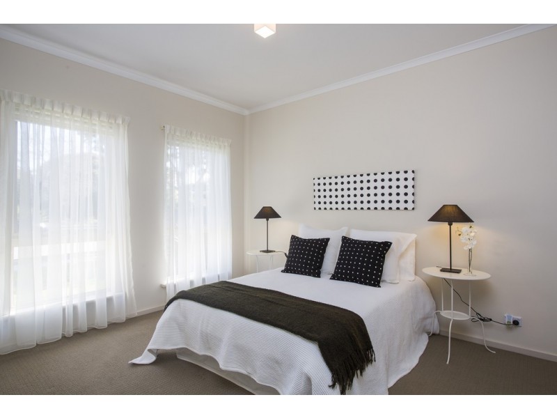 8 Edwards Ave, Park Holme SA 5043