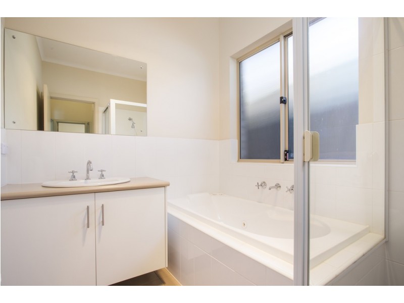 8 Edwards Ave, Park Holme SA 5043