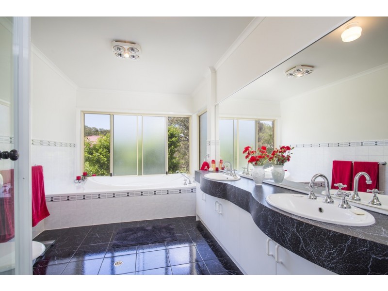 5 Oakley Road, Aberfoyle Park SA 5159