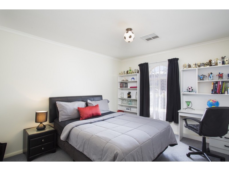 5 Oakley Road, Aberfoyle Park SA 5159
