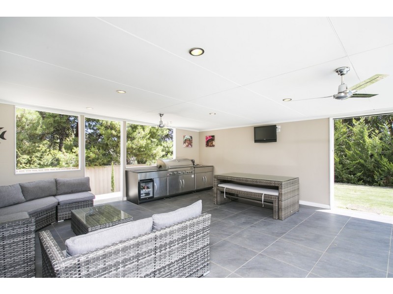 2 Sovereign Drive, Woodcroft SA 5162