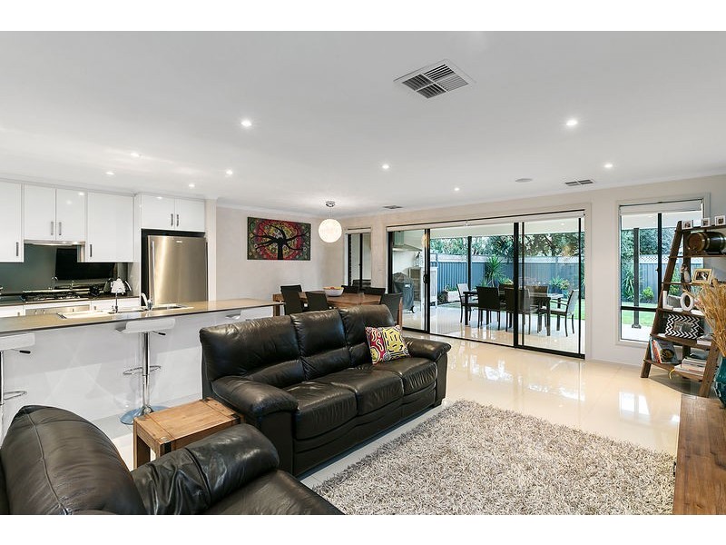 2 Davidson Avenue, Park Holme SA 5043