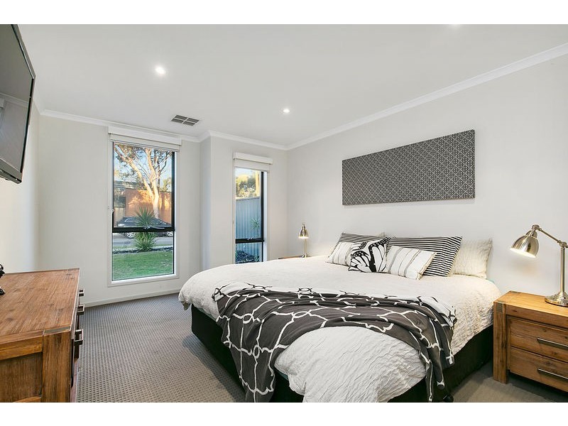 2 Davidson Avenue, Park Holme SA 5043