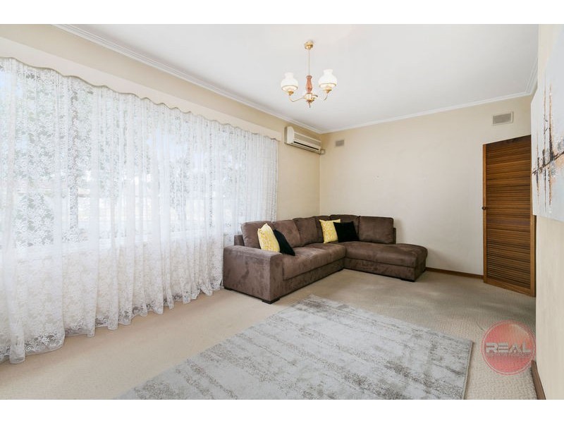 8 Ragless Avenue, Park Holme SA 5043