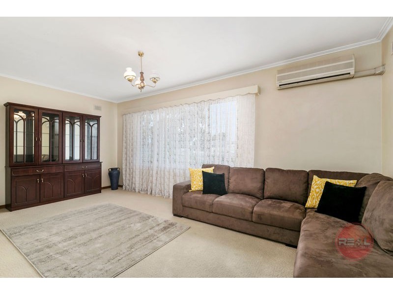 8 Ragless Avenue, Park Holme SA 5043