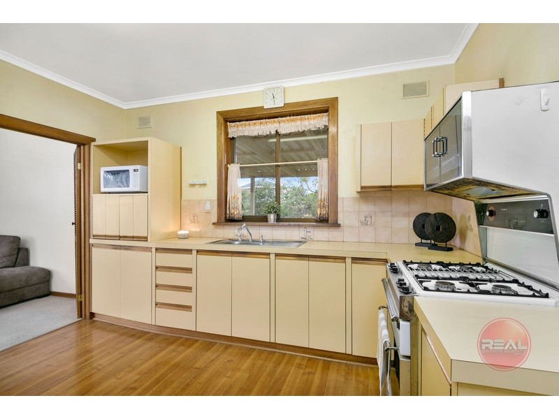 8 Ragless Avenue, Park Holme SA 5043