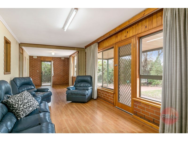 8 Ragless Avenue, Park Holme SA 5043