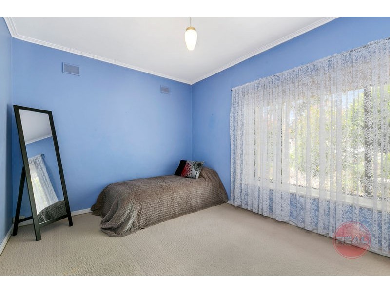 8 Ragless Avenue, Park Holme SA 5043