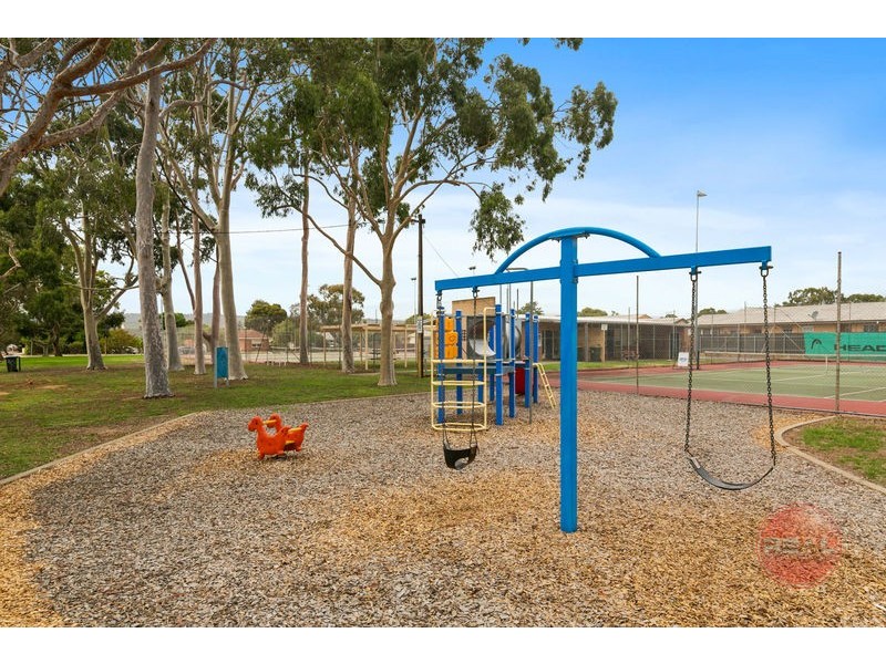 8 Ragless Avenue, Park Holme SA 5043