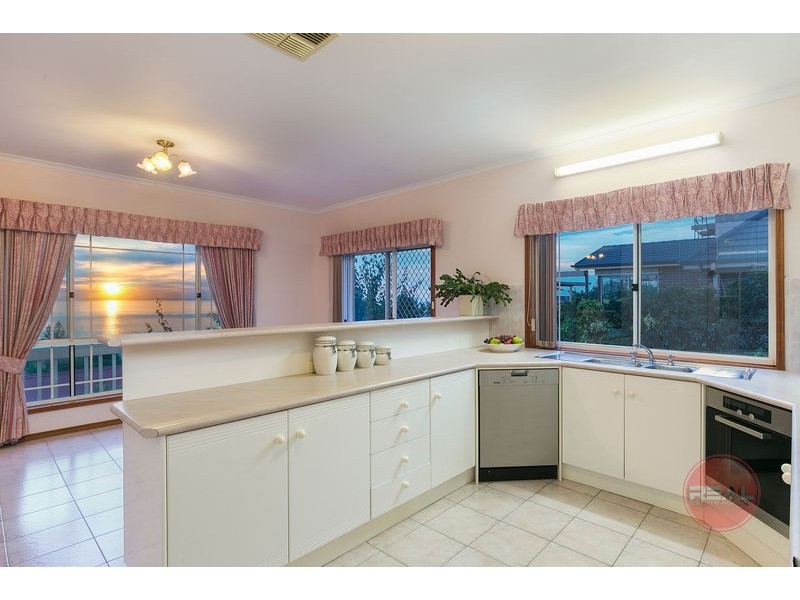 1 Gannet Ct, Hallett Cove SA 5158