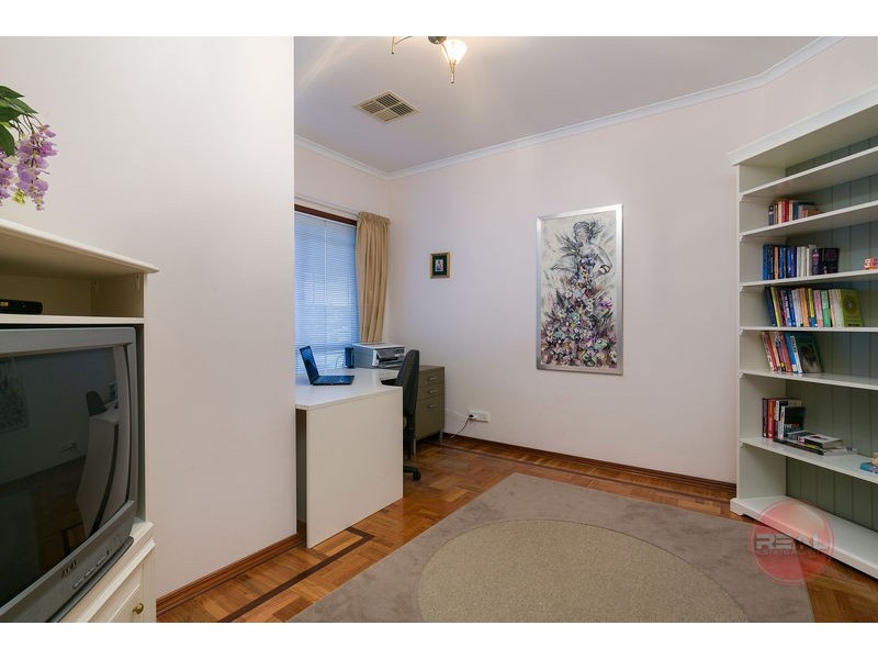 1 Gannet Ct, Hallett Cove SA 5158