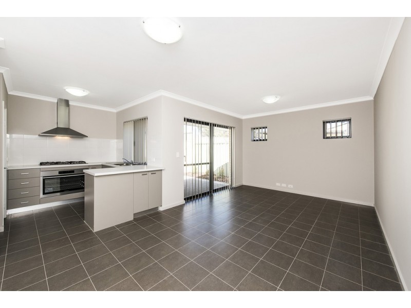 Unit 4/33 Cowcher Way East, Medina WA 6167