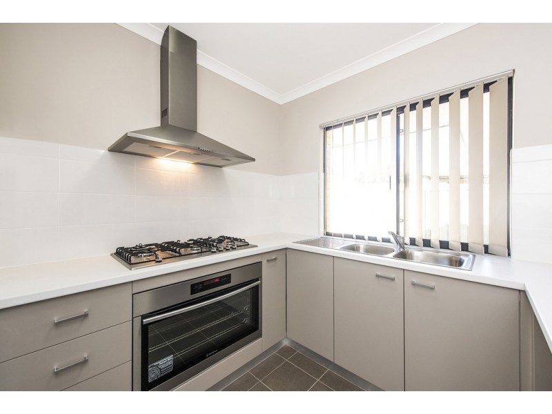 Unit 4/33 Cowcher Way East, Medina WA 6167