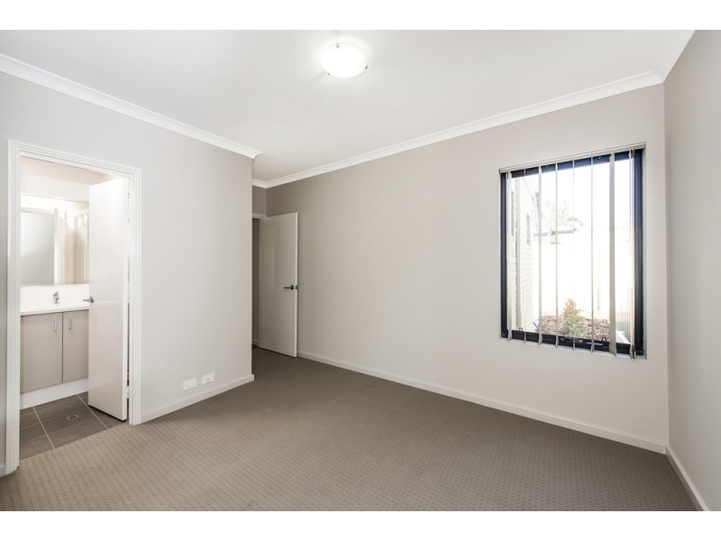 Unit 4/33 Cowcher Way East, Medina WA 6167