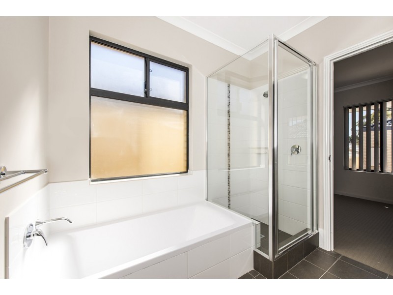 Unit 4/33 Cowcher Way East, Medina WA 6167