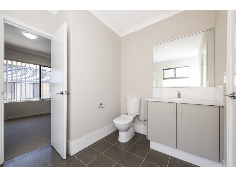 Unit 4/33 Cowcher Way East, Medina WA 6167