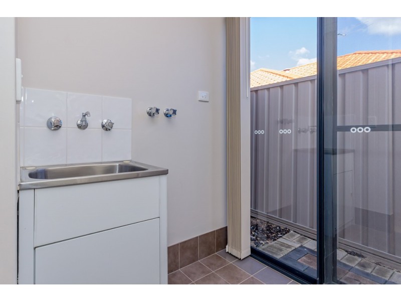 4/2 Moreton Crescent, Warnbro WA 6169