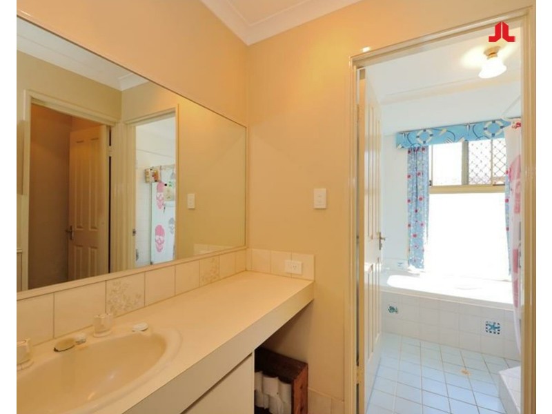 11 Greenlea Crescent, Warnbro WA 6169