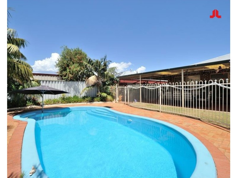 11 Greenlea Crescent, Warnbro WA 6169
