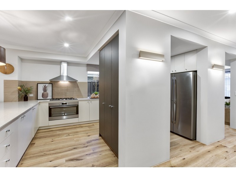 21 Gooljak Rise, Lakelands WA 6180