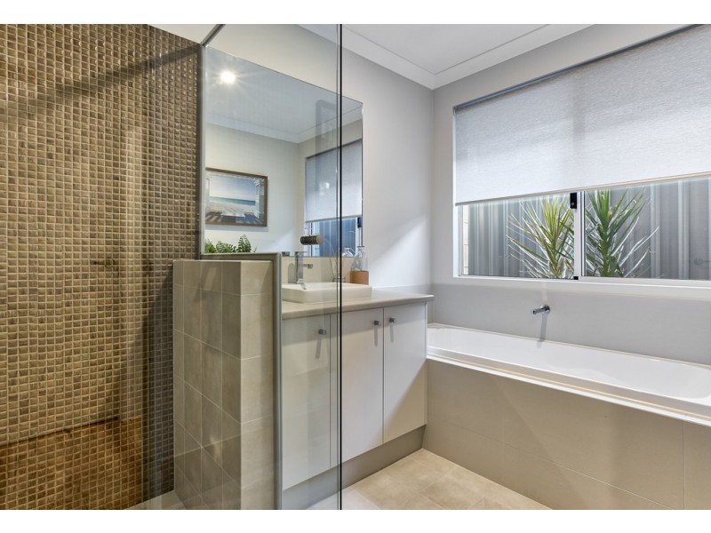 21 Gooljak Rise, Lakelands WA 6180
